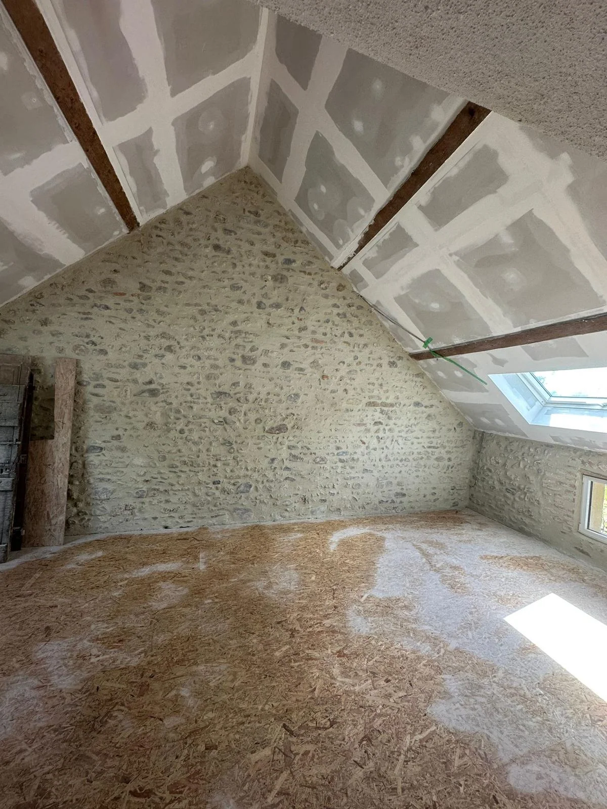 Aménagement sous toiture présenté sur le site ALP Construction