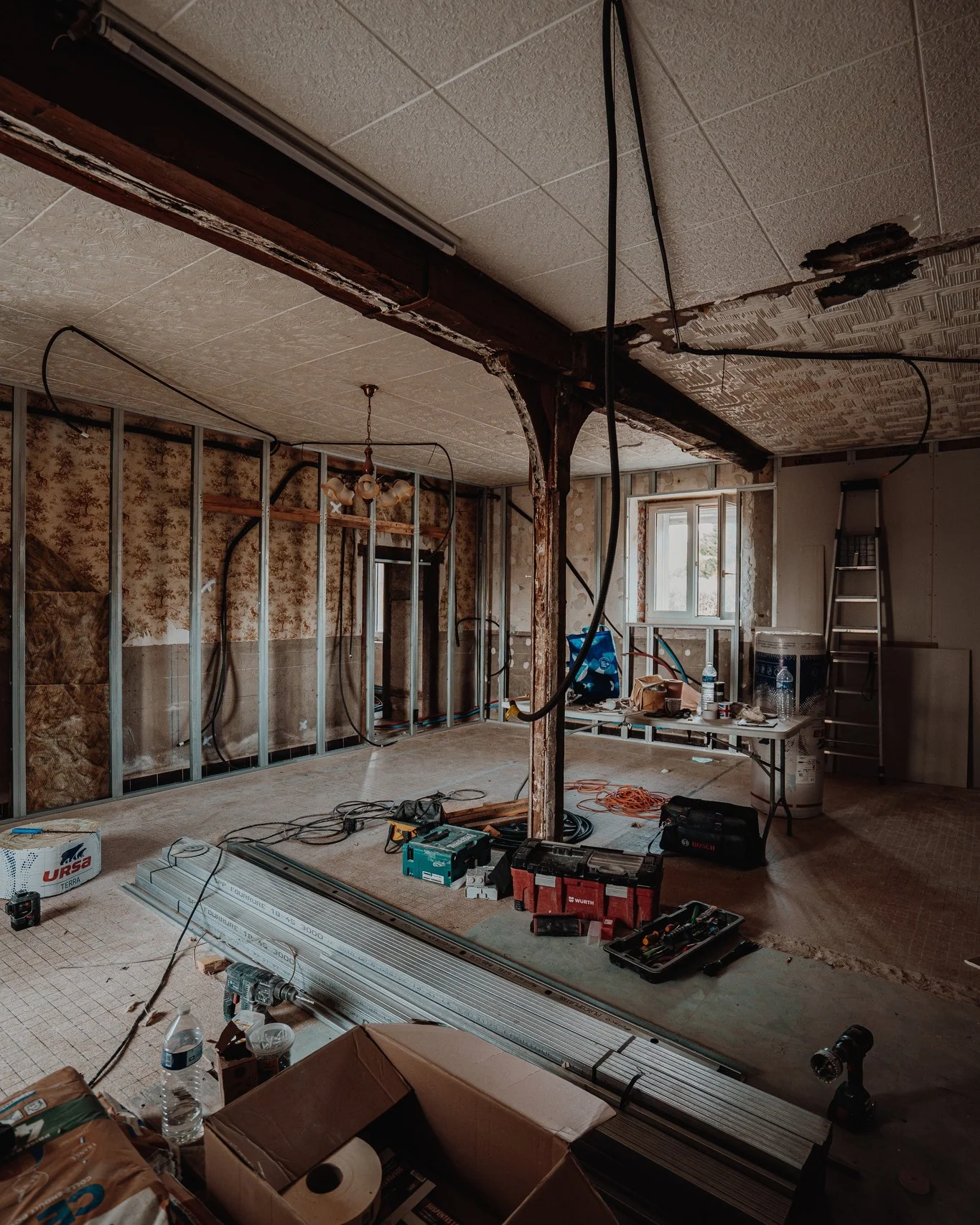 Intérieur mis à nu au démarrage d’une rénovation complète à Jailly.