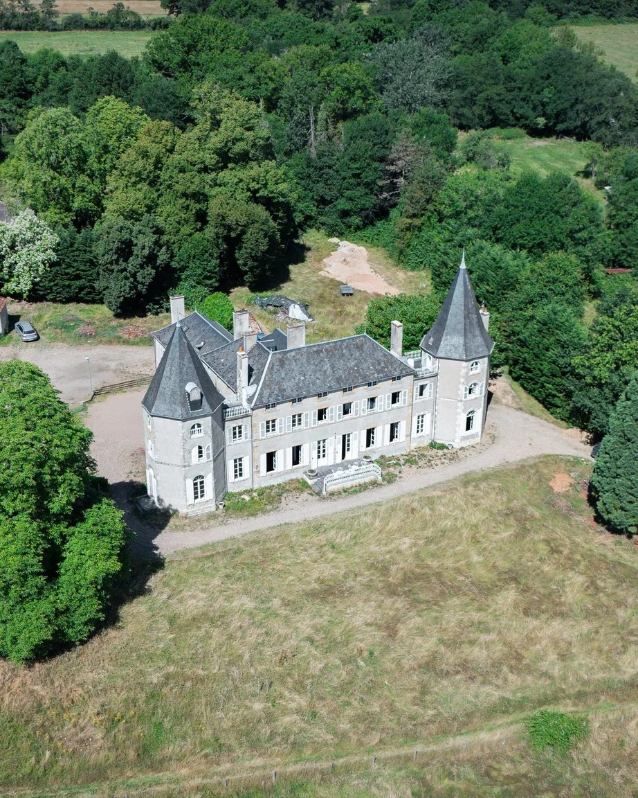 Vue d’ensemble du château du chantier de Neuville-lès-Decize.