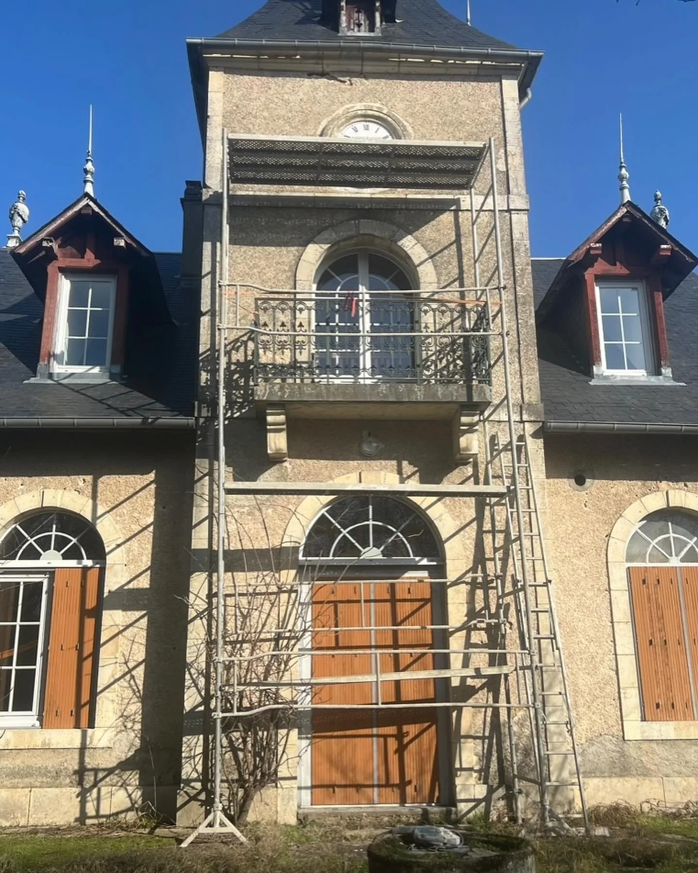 Bâtiment ancien du chantier de rénovation à Chantenay-Saint-Imbert.